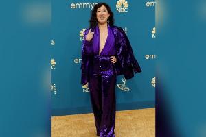 Sandra Oh zieht bei den Emmys im lila Hosenanzug alle Blicke auf sich