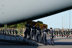 Queen Elizabeth II.: Sarg auf dem Weg von Edinburgh nach London