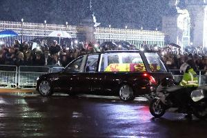 Leichnam von Queen Elizabeth II. in London angekommen