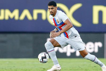 Ronald Araújo - Note 3,5 - Verteidigte umsichtig und harmonierte gut im Zusammenspiel mit Nebenmann Christensen. Ließ gerade Müller und Sané in vorderster Front keinen Raum zur Entfaltung. Ließ sich vor dem 0:2 viel zu einfach aus der Viererkette locken und eröffnete Sané den freien Weg zum Tor (54.).