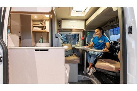 Bürstner Delfin C621 Limited Campingbus Sitzgruppe Tisch