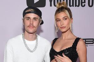 Hailey Bieber feiert vierten Hochzeitstag mit Ehemann Justin