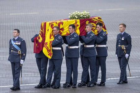 Hier wird der Sarg zum Wagen getragen, der die Queen zum Palast bringen soll.