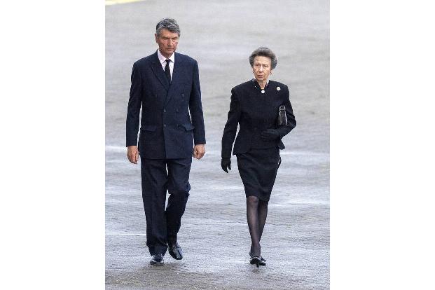 Prinzessin Anne war in den letzten Stunden der Queen an der Seite ihrer Mutter und begleitete den Flug gemeinsam mit ihrem Mann Timothy Laurence.