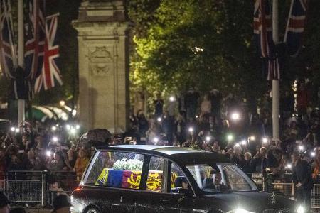 ...säumten Tausende Menschen die Straßen in der britischen Hauptstadt...