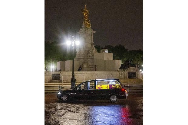 ...um der Königin bei ihrer Rückkehr nach London ihren Respekt zu erweisen.