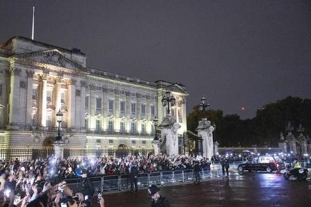 Vom Buckingham Palace soll am Mittwoch eine Prozession zum Palace of Westminster führen. Dort können die Briten am Sarg vorbeidefilieren.