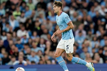 ABWEHR: John Stones - Note 2,5 - Schaltete sich als rechter Verteidiger sehr gefällig mit in die Offensive ein und hatte viele Ballaktionen nahe des Dortmunder Strafraums. Die Hereingaben des Engländers fanden allerdings zu selten einen Mitspieler. Brachte City dafür mit seinem Gewaltschuss zum 1:1 zurück in die Partie (80.).