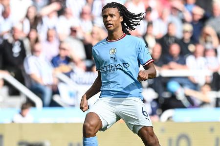 Nathan Ake - Note 2,5 - Bis auf ganz wenige Wackler zeigte der Niederländer eine ansprechende Leistung. Seine Zweikampfquote von 86 Prozent war überragend. Schwamm lediglich in der Phase nach dem Gegentreffer, fing sich jedoch ebenso schnell wieder.