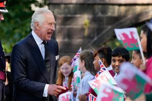 König Charles III. zum ersten Mal als Monarch in Wales