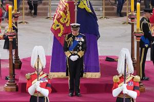 Queen-Sarg: König Charles III. und seine Geschwister halten Totenwache