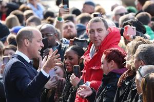 König Charles III. und Prinz William überraschen Queen-Warteschlange