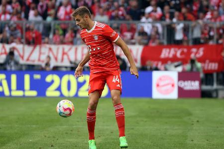 Josip Stanisic (ab 78.) - ohne Bewertung - Kam für die Schlussviertelstunde und sorgte für die Umstellung auf Dreierkette. Leistete sich keine klaren Fehler, Augsburg kam aber auch nur noch selten mit mehreren Spieler über die Mittellinie.