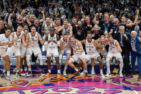 Das EM-Zeugnis für Deutschlands Basketball-Helden - Die deutsche Nationalmannschaft hat die Basketball-EM mit Bronze abgeschlossen. Für Deutschland ist es die erste Medaille bei einem großen Turnier seit 2005. Zwei NBA-Stars überragen, eine Geheimwaffe überrascht. Insgesamt gibt es viermal die Bestnote 1,0. Alle DBB-Helden in der Einzelkritik: Das EM-Zeugnis für Deutschlands Basketball-Helden - Die deutsche Nationalmannschaft hat die Basketball-EM mit Bronze abgeschlossen. Für Deutschland ist es die erste Medaille bei einem großen Turnier seit 2005. Zwei NBA-Stars überragen, eine Geheimwaffe überrascht. Insgesamt gibt es viermal die Bestnote 1,0. Alle DBB-Helden in der Einzelkritik: