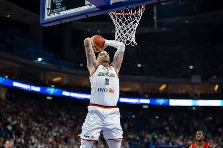Daniel Theis - Note 2,0 - Der NBA-Star war insbesondere am defensiven Ende ein Anker für die deutsche Nationalmannschaft. Bei der Sensation gegen Griechenland war er mit 16 Punkten und 13 Rebounds einer der Garanten für den Einzug in das Halbfinale. Obwohl er offensiv in manchen Phasen unglücklich agierte, war seine Teilnahme trotz der Verletzungsproblematik wichtig.