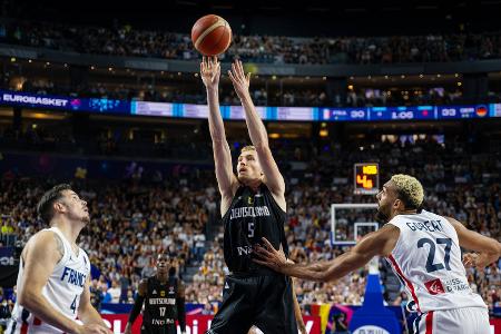 Niels Giffey - Note 2,5 - Der gebürtige Berliner startete mit 13 Punkten gegen Frankreich stark in das Turnier. Im letzten Gruppenspiel gegen Ungarn folgten 19 Zähler. In der K.o.-Phase sanken Giffeys Spielanteile allerdings massiv. Insgesamt überzeugte der abgeklärte Forward als verlässlicher Rotationsspieler mit gutem Wurf und solider Verteidigung.