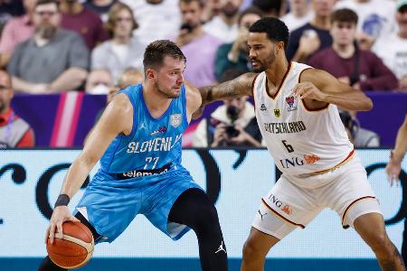Nick Weiler-Babb - Note 2,5 - Seine Einbürgerung war vor der Basketball-EM heiß diskutiert worden. Insbesondere im Halbfinale gegen Spanien unterstrich er seine Qualitäten in der Defensive gegen Lorenzo Brown. Insgesamt war es jedoch eine vor allem offensiv schwankende Europameisterschaft von Weiler-Babb, der auch mit einer Schulter-Verletzung zu kämpfen hatte.