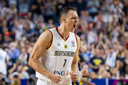 Johannes Voigtmann - Note 2,0 - Seine Ausbeute im Spiel um die Bronzemedaille war charakteristisch für sein Turnier: 14 Punkte, 9 Rebounds und 6 Assists zeigen seine Allround-Fähigkeiten. Obwohl es sportlich für Voigtmann im Turnier nicht immer rund lief, überzeugte er als intelligenter Führungsspieler. Der Co-Kapitän war aus dem Spiel der Deutschen nicht wegzudenken.