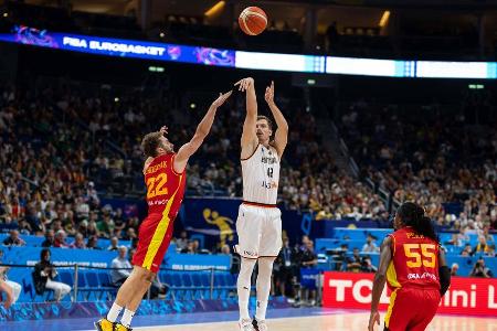 Andreas Obst - Note 1,0 - Regelmäßig brachte Obst die Arenen in Köln und Berlin zum Beben. Der Distanzschütze spielte sich im Turnierverlauf in die Starting Five des DBB-Teams. 48 Prozent Trefferquote bei fast 6 Versuchen pro Spiel sind im gesamten Turnier unangetastet. Außerdem ist Obst einer der vier Deutschen, die im Schnitt zweistellig punkteten.