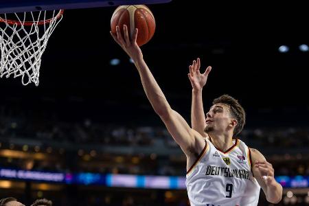 Franz Wagner - Note 1,0 - Was Franz Wagner bei dieser Basketball-EM auf das Parkett gezaubert hat, lässt die deutschen Fans von der Zukunft träumen. In seinem ersten Sommer für das DBB-Team überzeugte der Star der Orlando Magic auf ganzer Linie. Mit frechen Dreiern aus dem Dribbling und spektakulären Abschlüssen am Korb begeisterte Wagner nicht nur das deutsche Publikum.