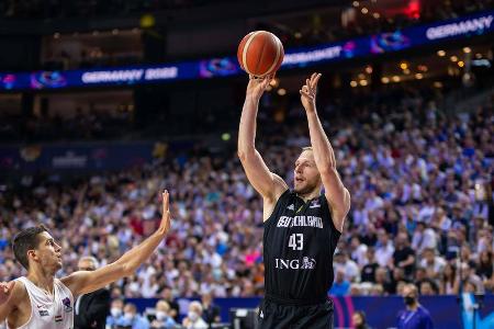 Christian Sengfelder - ohne Bewertung - Gemeinsam mit Hollatz stahl er allen anderen Spielern gegen Ungarn die Show. Seine 22 Zähler machten ihn zum Topscorer der Partie. Eine tolle Belohnung für Sengfelder, der den ganzen Sommer samt WM-Qualifikation dem Nationalteam opferte. Seine Nominierung war zunächst unsicher. Der Forward stellte sich aber zu jedem Zeitpunkt in den Dienst der Mannschaft.