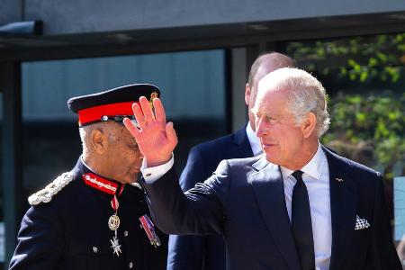 Charles III. begrüßt Staatsoberhäupter zum 