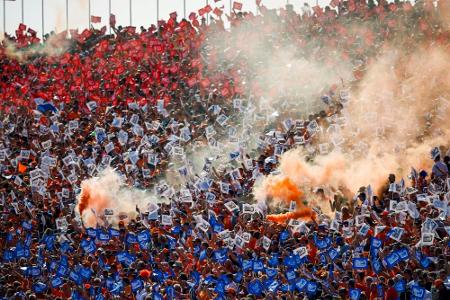 Niederländische Fans bauen illegale Tribüne in Monza