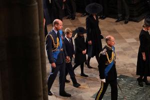 Hinter dem Sarg der Queen: Charlotte und George begleiten ihre Eltern