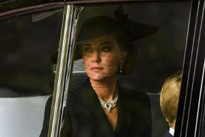 Prinzessin Kate mit ikonischen Schmuckstücken zu Ehren der Queen