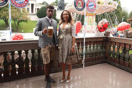 Kingsley Coman lief mit seiner Partnerin Sabrajna auf