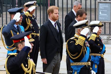 Darum salutierte Prinz Harry nicht bei der Beerdigung der Queen Darum salutierte Prinz Harry nicht bei der Beerdigung der Queen