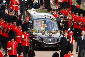 Queen Elizabeth II.: Leichenwagen mit Blumen übersät