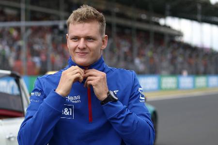 Schumacher droht die Bank - Nach zwei Jahren wird Mick Schumacher Haas wohl verlassen müssen. Bei AlphaTauri kommt er nicht unter, auch Williams und Alfa Romeo sind keine Option. Was bleibt, ist das Cockpit bei Alpine. Die Franzosen flirten allerdings heftig mit einer Verpflichtung von Pierre Gasly. Sollte es so kommen, gäbe es für Mick nur noch einen Strohhalm: die Rolle eines Ersatzfahrers - im Idealfall bei einem Top-Team.