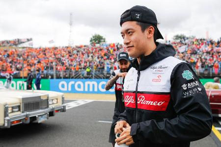 Rätselraten um Zhou - Im Fall von Zhou gibt es mittlerweile eine klare Tendenz: Alfa Romeo wird wohl mit dem Chinesen weitermachen. Der Plan: Der Rennstall parkt Zhou ein weiteres Jahr in seiner Garage und ersetzt ihn zur Saison 2024 mit Eigengewächs Théo Pourchaire. Offiziell ist diese Version aber natürlich noch nicht. Aus diesem Grund gibt es immer noch Restzweifel an einem Verbleib von Zhou über die Saison 2022 hinaus.
