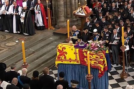 Eigener Twitter-Account: Stück Papier geht bei Queen-Beerdigung viral Eigener Twitter-Account: Stück Papier geht bei Queen-Beerdigung viral