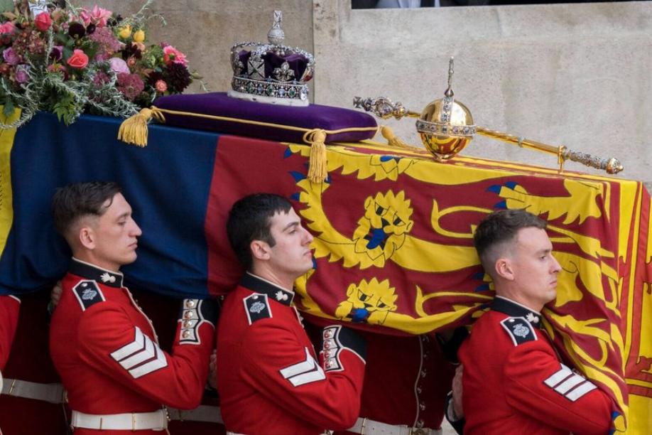 Queen Elizabeth II.: Eine neue Grabplatte ziert ihre letzte Ruhestätte