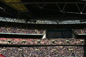 England: Automatische Sperren für Platzsturm und Pyrotechnik