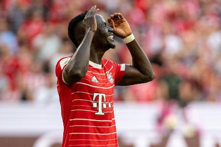 Verlierer: Sadio Mané - Als neuer Superstar und Nachfolger von Robert Lewandowski legte der Senegalese in München einen Raketenstart hin. Auf der ungewohnten Position des zentralen Stürmers tat sich Mané in der Folge aber zunehmend schwer, aktuell ist er das wohl größte Sorgenkind im Kader des FC Bayern. Sein Selbstvertrauen ist weg, auf dem Platz wirkt er zu oft wie ein Fremdkörper.