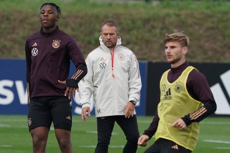 WM-Generalprobe: Der DFB-Kader im großen Formcheck - Nur noch zwei Länderspiele gegen Ungarn und England, dann steht die Weltmeisterschaft vor der Tür. Manuel Neuer, Leon Goretzka (beide Corona) und Julian Brandt (grippaler Infekt) reisten allesamt vorzeitig ab, mit Armel Bella-Kotchap könnte ein Akteur debütieren. Welche Stars haben auch in Hinblick auf die WM Startelf-Potenzial? Wer ist hinten dran? Das große DFB-Formbarometer: WM-Generalprobe: Der DFB-Kader im großen Formcheck - Nur noch zwei Länderspiele gegen Ungarn und England, dann steht die Weltmeisterschaft vor der Tür. Manuel Neuer, Leon Goretzka (beide Corona) und Julian Brandt (grippaler Infekt) reisten allesamt vorzeitig ab, mit Armel Bella-Kotchap könnte ein Akteur debütieren. Welche Stars haben auch in Hinblick auf die WM Startelf-Potenzial? Wer ist hinten dran? Das große DFB-Formbarometer: