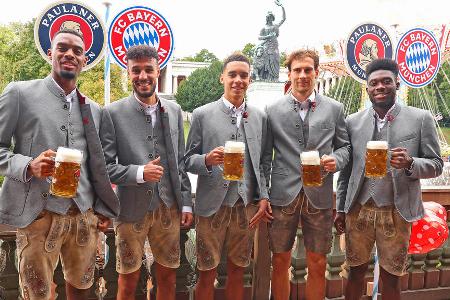 FC Bayern auf dem Oktoberfest: Die besten Bilder - Am Sonntag haben die Stars des FC Bayern trotz der derzeitigen Krise in der Fußball-Bundesliga ihren traditionellen Oktoberfest-Besuch absolviert. In Trachten und zusammen mit ihren Familien besuchten Manuel Neuer, Trainer Julian Nagelsmann und Co. die Wiesn. Das sind die besten Bilder: