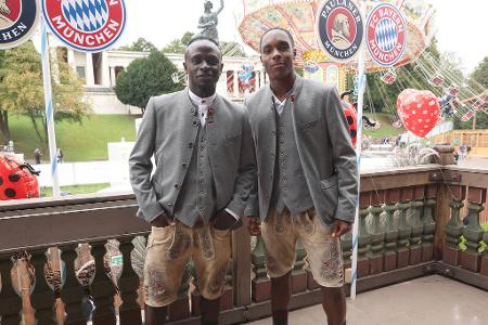 Die beiden Neuzugänge Sadio Mané und Mathys Tel posieren gemeinsam und ohne Bier