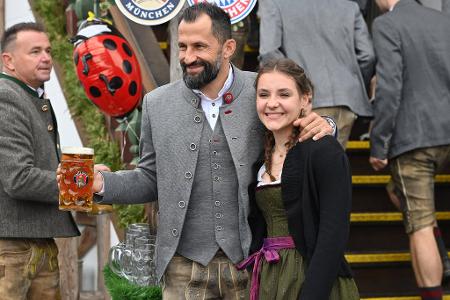 Sportvorstand Hasan Salihamidzic wird von seiner Tochter begleitet