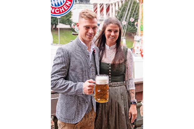 Anführer Joshua Kimmich mit seiner Frau Lina Meyer