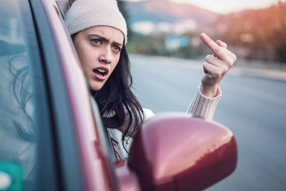 Mittelfinger & Co: Das erwartet Autofahrer bei Beleidigungen