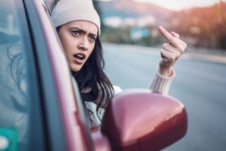 Mittelfinger & Co: Das erwartet Autofahrer bei Beleidigungen Mittelfinger & Co: Das erwartet Autofahrer bei Beleidigungen