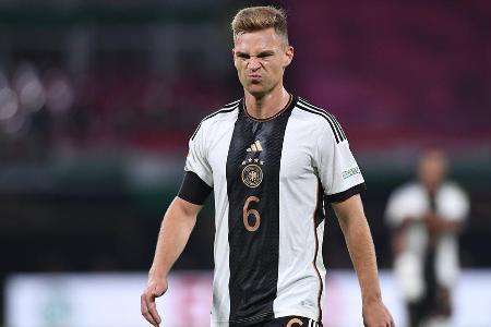 MITTELFELD: Joshua Kimmich - Note: 3,5 - Wurde im Zentrum aktiv zugestellt, bewegte sich aber anfangs auch zu wenig, um die Freiheiten zu erzwingen. Wurde später deutlich aktiver, sorgte dann mit verbesserter Quote bei langen Bälle für dringend benötige Spielverlagerungen. Aus der zweiten Reihe selbst noch mit einer guten Chance (86.).