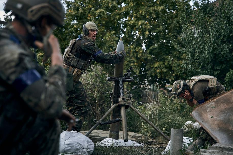 Ukrainische Soldaten feuern einen Mörser in der kürzlich zurückeroberten Stadt Kupjansk in der Region Charkiw ab.