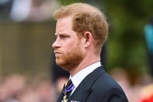 Hat Prinz Harry vom Tod der Queen aus dem Internet erfahren?