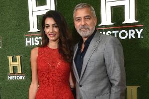 Spitzenauftritt: Amal Clooney bezaubert neben George im roten Jumpsuit