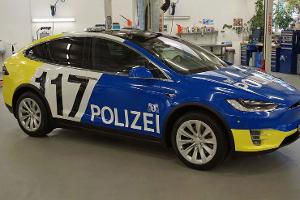 Tesla Model X Polizei Basel